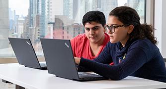 两个学生在笔记本电脑上的照片. 